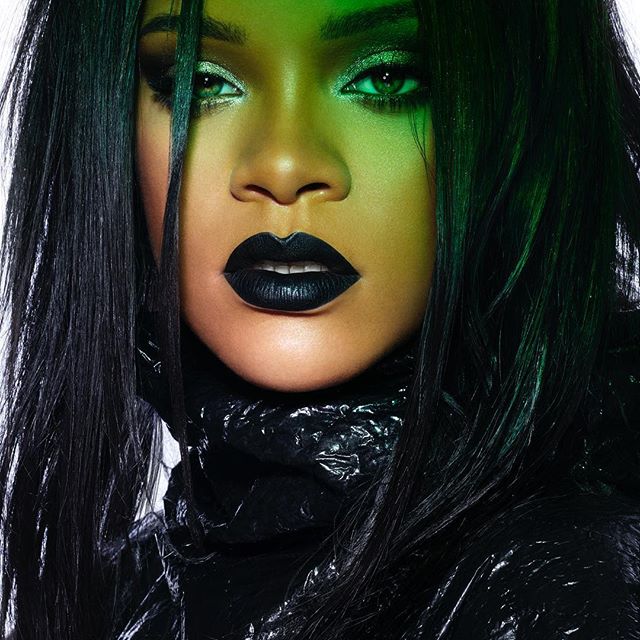 Rihanna Shows Us How To Pull Off A Black Lipstick And Eyeliner